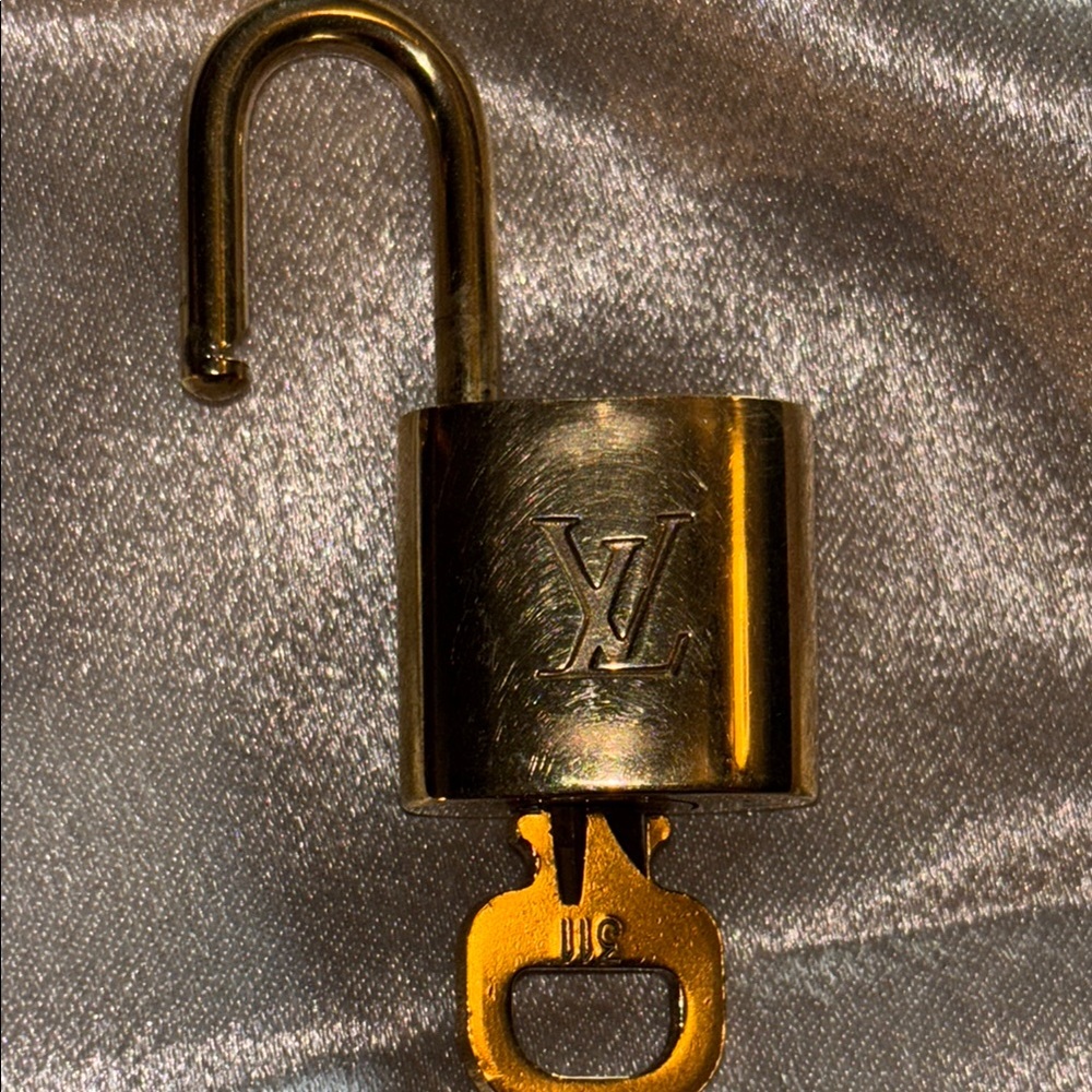 💎AUTHENTIC💎LOUIS VUITTON Gold Padlock and Key Set - Picture 4 of 6